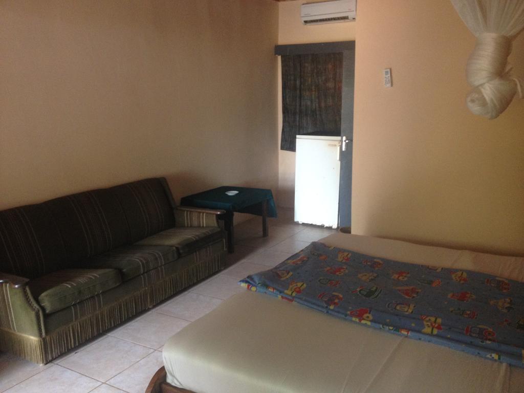 Leybato Beach Hotel Fajara Chambre photo