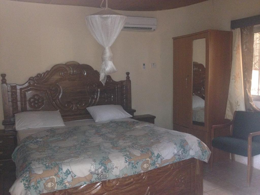 Leybato Beach Hotel Fajara Chambre photo