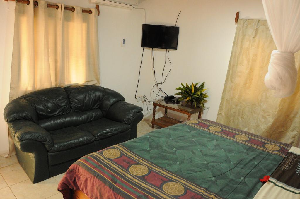 Leybato Beach Hotel Fajara Extérieur photo